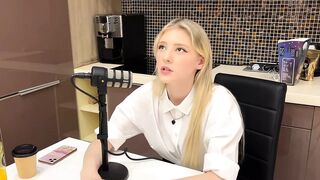 Melody Marks szőke japán tini forróan nyújtja magát a kamerának a szókimondó JAV-ban