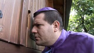 Szőke milf perverz módon nyelve és markolva a kemény farkat a Sacrilegus teljes jelenetében Stella Foliero és Victoria Lanz társaságában