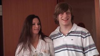 Jessica Fiorentino és Kristine Crystalis szenvedélyes nyelvezése a vastag rúdon, miközben forró, szőrös punik várakoznak a közös gyönyörre