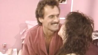 Taija Rae hatalmas keblei kötözve a domináns Joey Silvera kezében retro BDSM örömökben