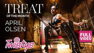 April Olsen Twistys-től kibontja tüzes bájait a hálószobai álomfehérneműjében, ahogy lágy combjait szétnyitva hívogatóan nyújtózkodik.