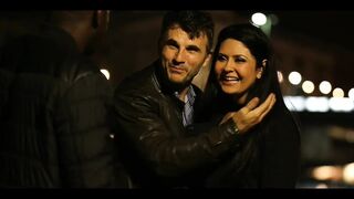 Mariska X-et rajtakapták, ahogy odakint nyeli két pasi farkát mélyen a torkáig