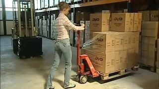 Retro hármasban durva dugás mellekkel és popókkal a legjobb haverommal