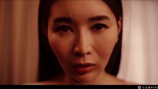 Nancy Ace és Rikako Katayama izzó leszbikus együttjárása a Vampired csatornán, ahol a szőke csábító lassan levetkőzik partnere előtt.