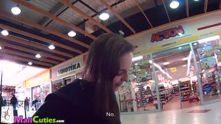Forró amatőr cseh lányok durván megdugják egymást az utcán Mallcuties videóban